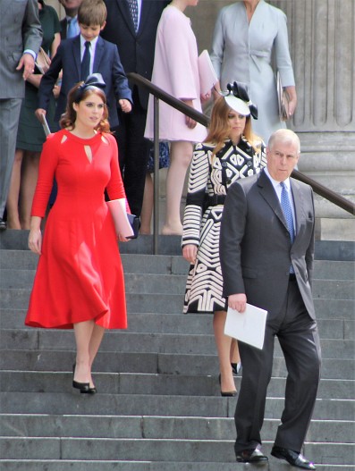 Принцесса Евгения, принцесса Беатрис с отцом, принцем Эндрю