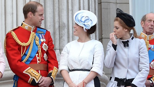 Принц Уильям может поставить крест на будущем принцесс Беатрис и Евгении из-за связей их отца с Эпштейном