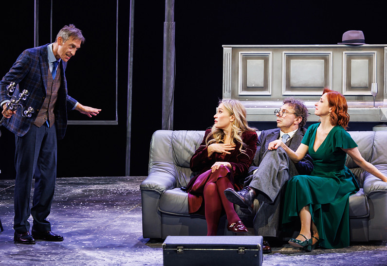 В Театре «Русская песня» покажут спектакль «Одни во вселенной»