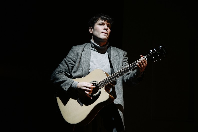 Павел Артемьев в спектакле ««Наше все…» Вознесенский. Цветет миндаль»