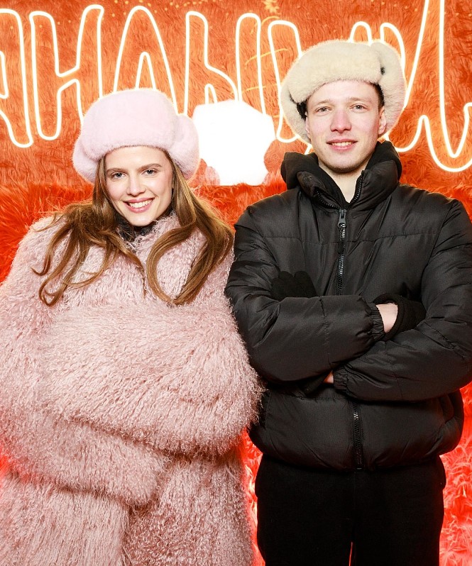 Сергей Городничий и Ника Здорик встретились с поклонниками сериала «Ландыши. Вторая весна» на льду