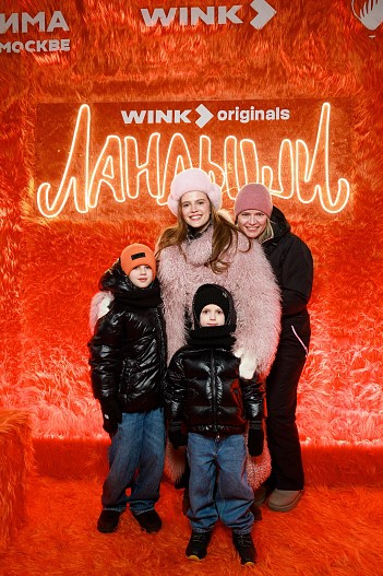 Ника Здорик с мамой и братьями