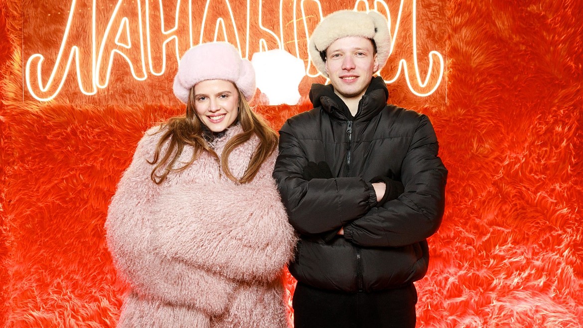 Сергей Городничий и Ника Здорик встретились с поклонниками сериала «Ландыши. Вторая весна» на льду