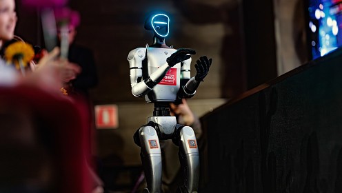 Робот-гуманоид стал первым футуристическим зрителем на премьере TODES «Мы из будущего»