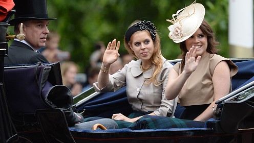 Принц Эндрю отправлял Джеффри Эпштейну фотографии своих дочерей Беатрис и Евгении