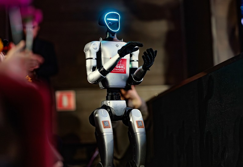 Робот-гуманоид стал первым футуристическим зрителем на премьере TODES «Мы из будущего»