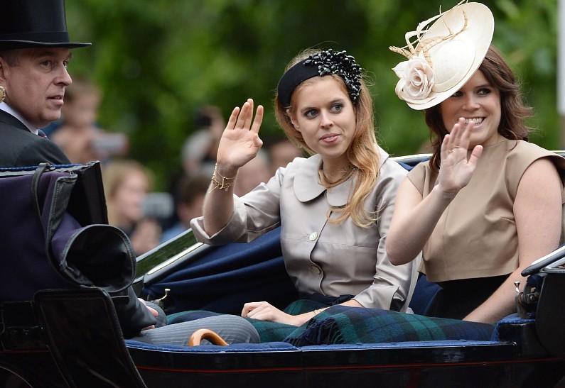 Принц Эндрю отправлял Джеффри Эпштейну фотографии своих дочерей Беатрис и Евгении