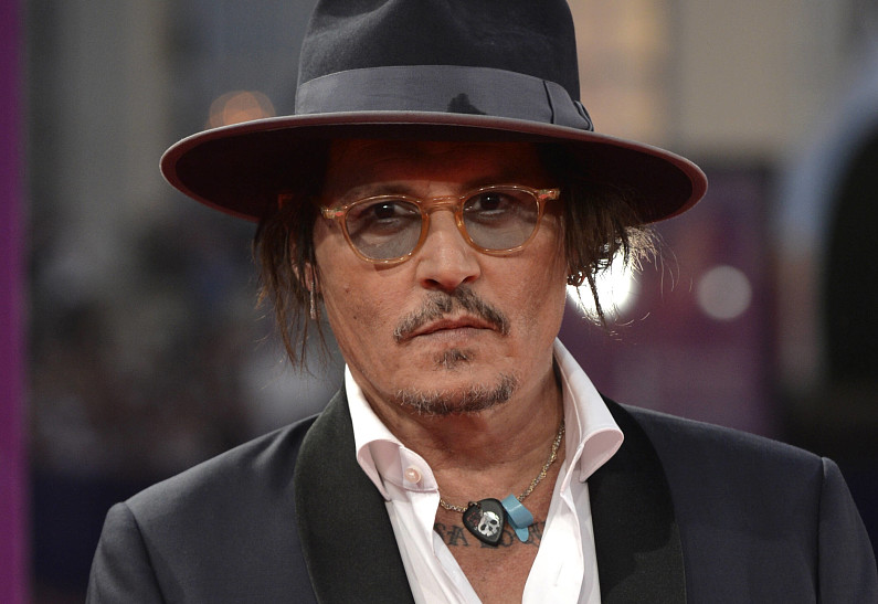 Не узнать: Джонни Депп в жутком гриме на съемках фильма по роману Диккенса