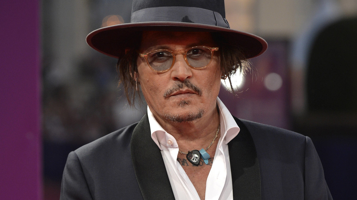 Не узнать: Джонни Депп в жутком гриме на съемках фильма по роману Диккенса