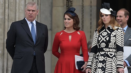 Принцессы Беатрис и Евгения исчезнут из королевской жизни после ареста экс-принца Эндрю