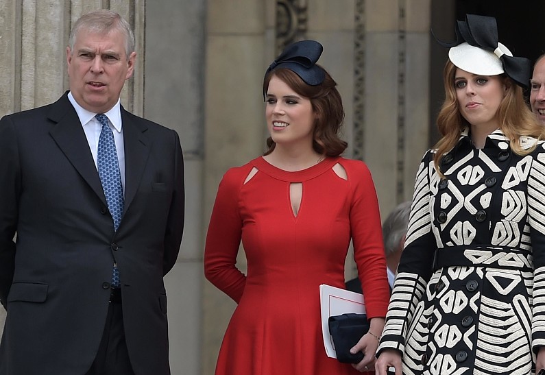 Принцессы Беатрис и Евгения исчезнут из королевской жизни после ареста экс-принца Эндрю