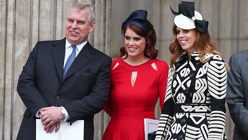 Стало известно, как принцессы Беатрис и Евгения отреагировали на арест отца