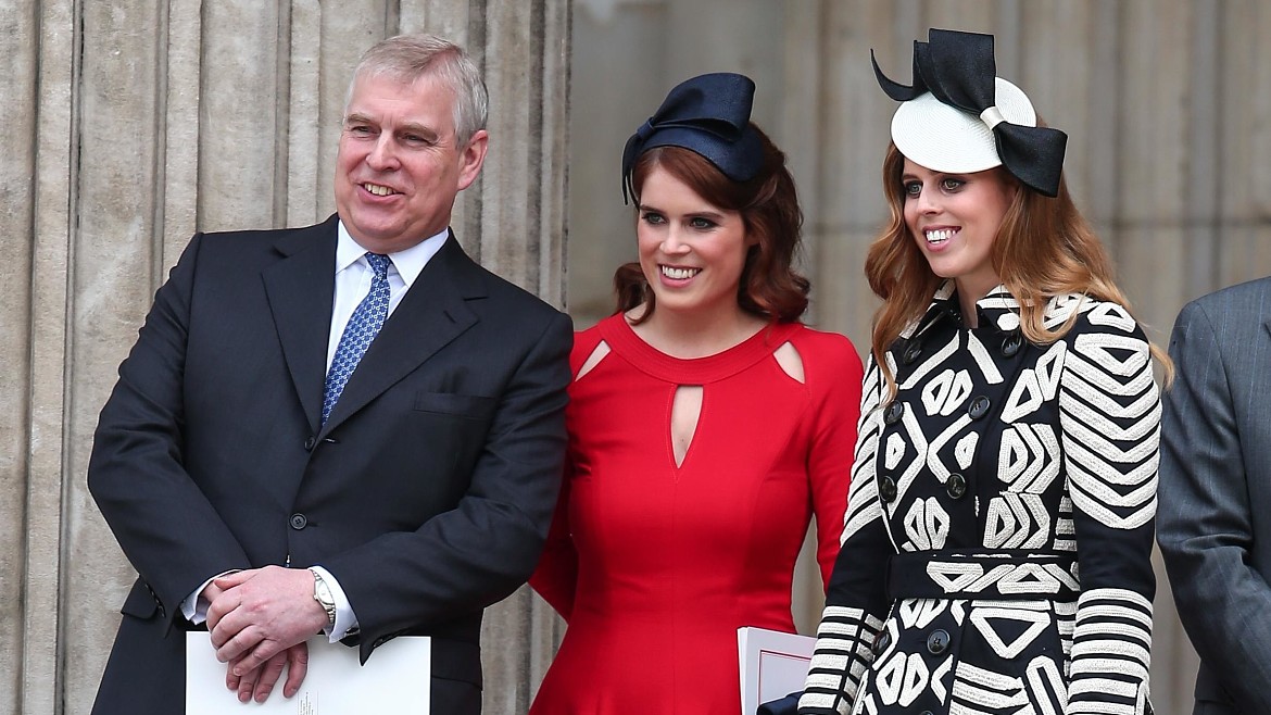 Стало известно, как принцессы Беатрис и Евгения отреагировали на арест отца