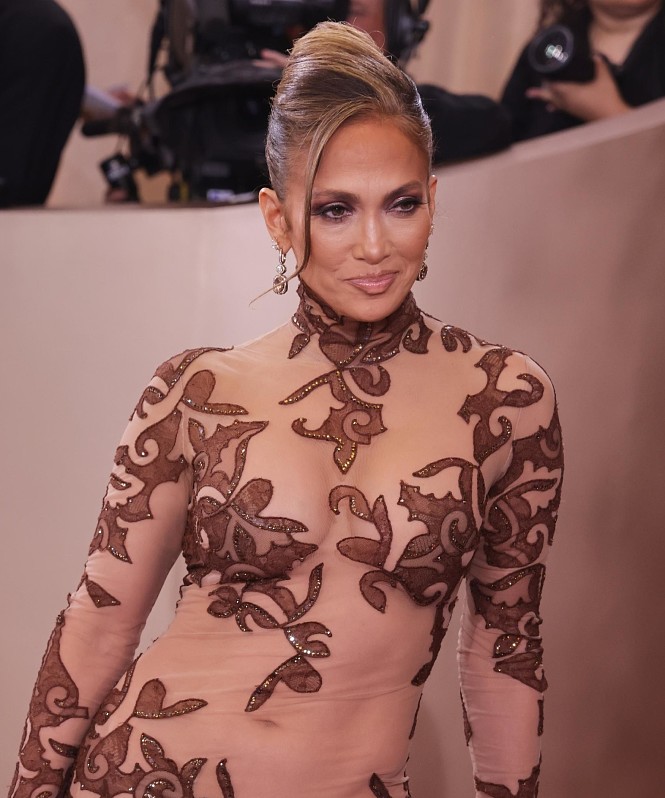 Дженнифер Лопес поделилась редкими кадрами с детьми в честь их 18-летия