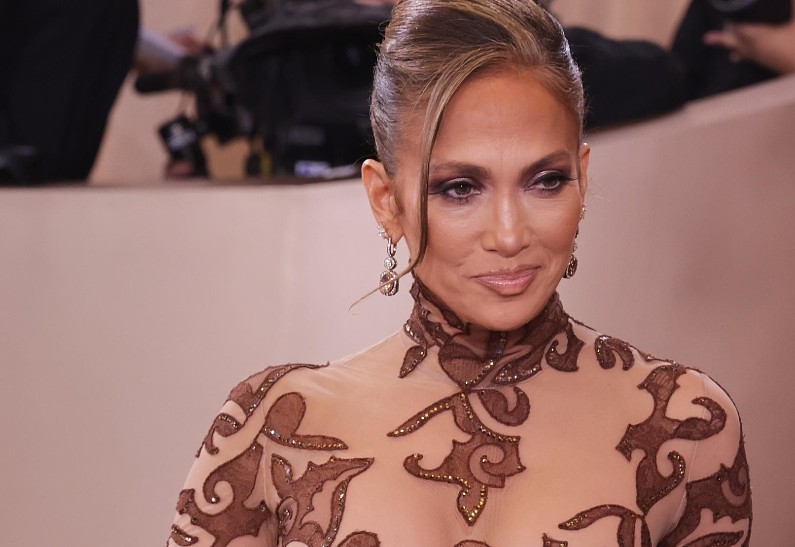 Дженнифер Лопес поделилась редкими кадрами с детьми в честь их 18-летия