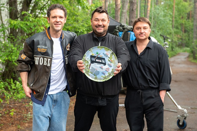 Константин Крюков, Сергей Жуков, Максим Лагашкин на съемках сериала «Мотай!»