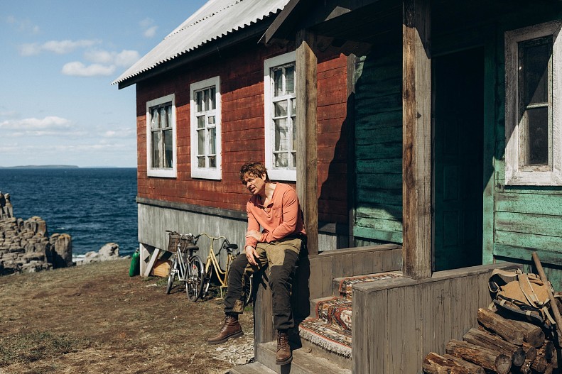 Павел Майков на съемках фильма «Большая земля»