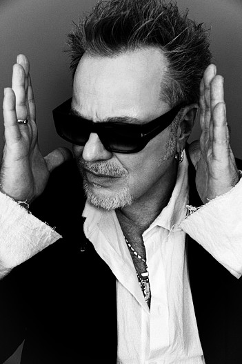 На Владимире: пиджак, брюки — всё Infasem; рубашка OРZDL