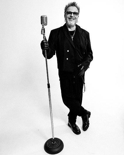 На Владимире: пиджак, перчатки — всё Berhasm; брюки Infasem