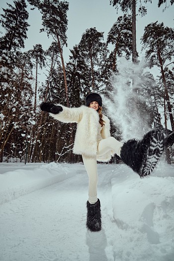Медицинский курорт VERBA. На Саше: шуба, комбинезон — всё Lichi; угги Ekonika