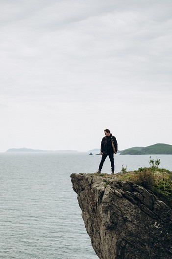 Артём Быстров на съемках фильма «Большая земля»
