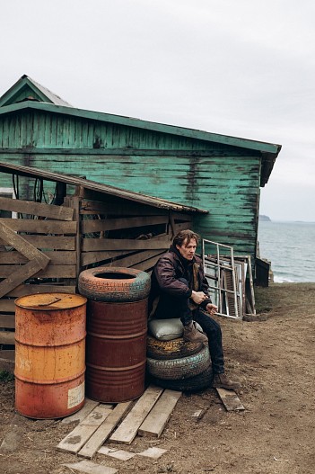 Артём Быстров на съемках фильма «Большая земля»