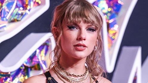 Тейлор Свифт шокировала фанатов честными кадрами без макияжа и фильтров