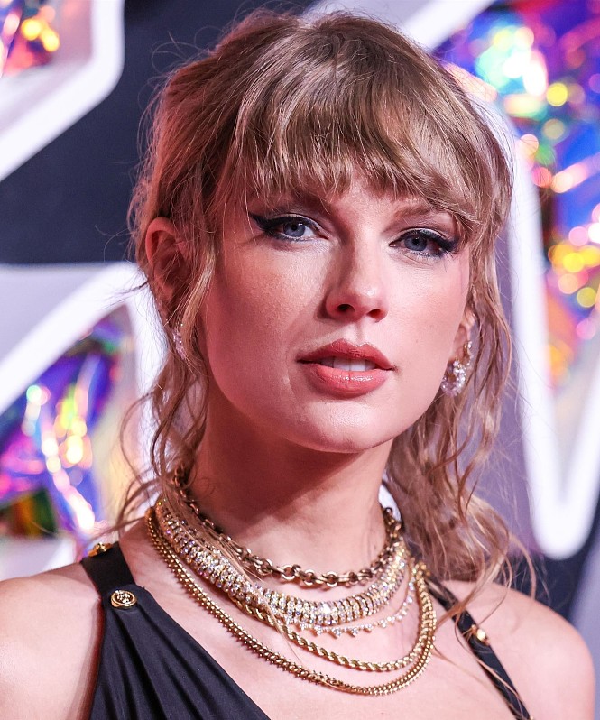 Тейлор Свифт шокировала фанатов честными кадрами без макияжа и фильтров