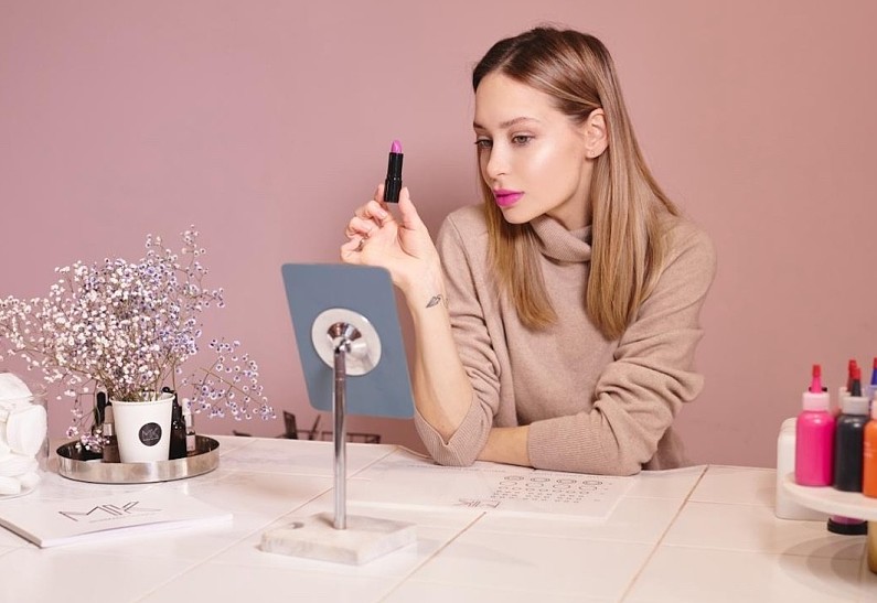 7 признаков того, что вы носите «не свою» помаду: колорист о главной ошибке при выборе