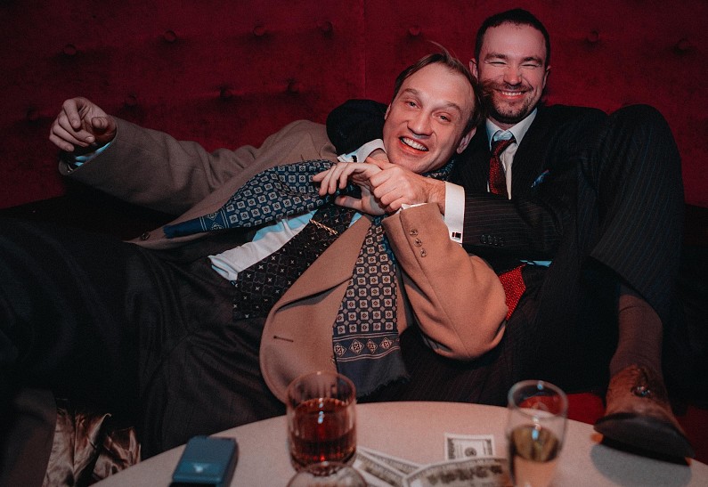 Александр Петров и Михаил Тройник открывают собственный банк в драматическом фильме «Коммерсант»