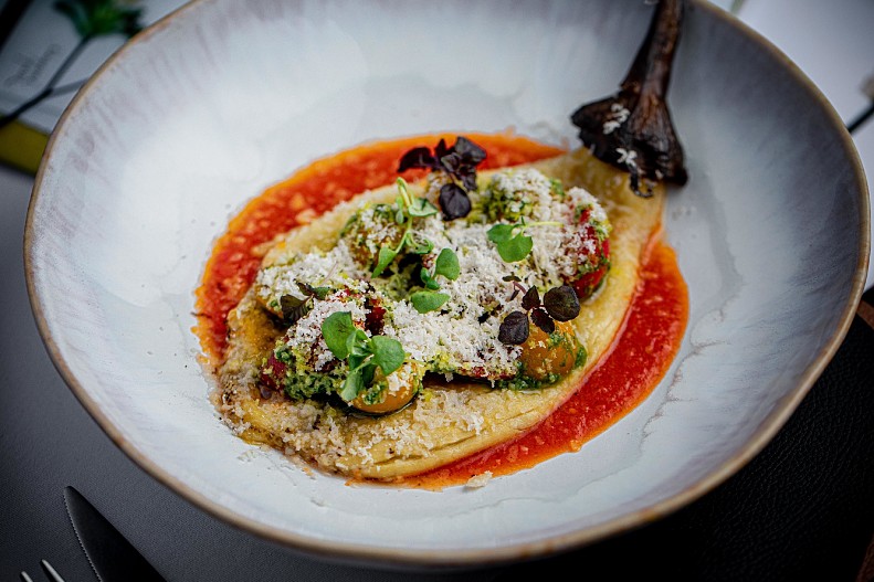 Печеный баклажан с томатами и базиликом