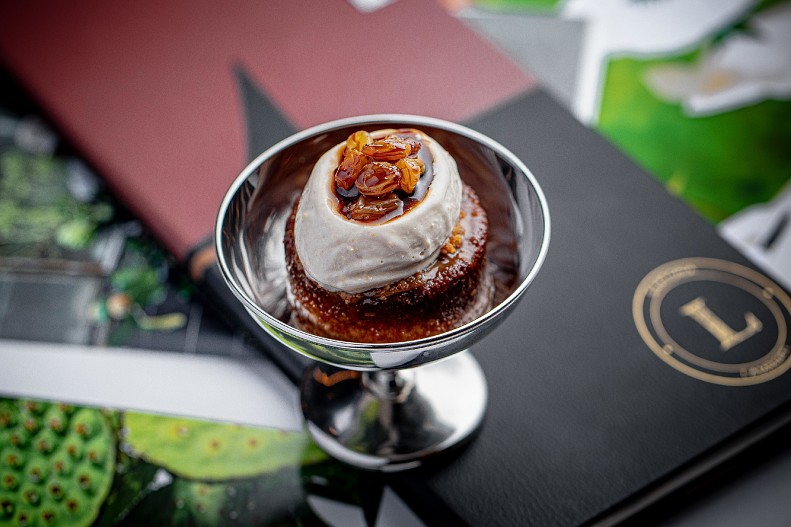 Финиковый кейк с миндальным мороженым и изюмом