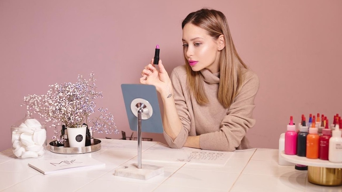 7 признаков того, что вы носите «не свою» помаду: колорист о главной ошибке при выборе