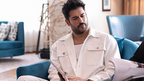 На сцене МДМ состоится моноспектакль Бурака Озчивита