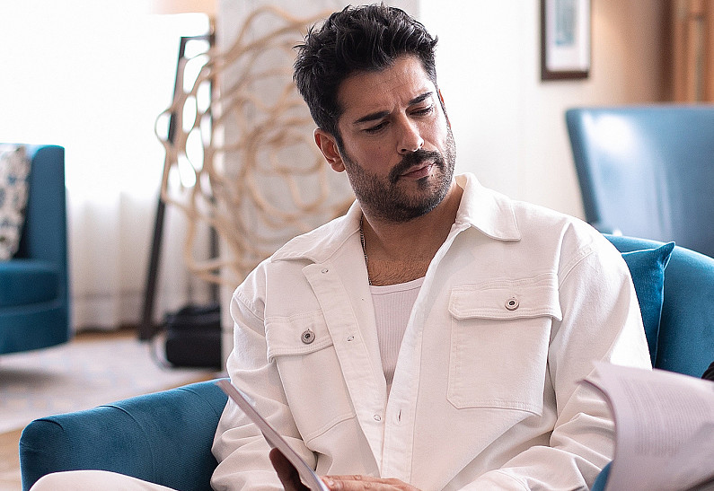 На сцене МДМ состоится моноспектакль Бурака Озчивита