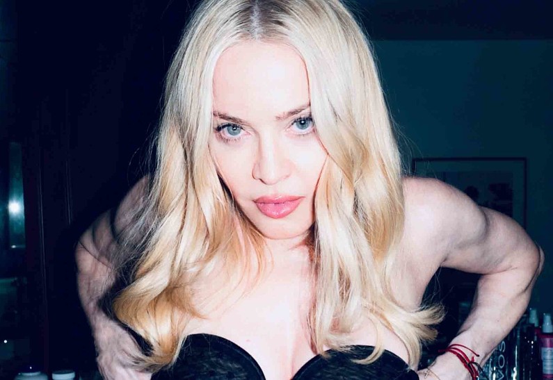 67-летняя Мадонна показала романтичные фото с молодым возлюбленным