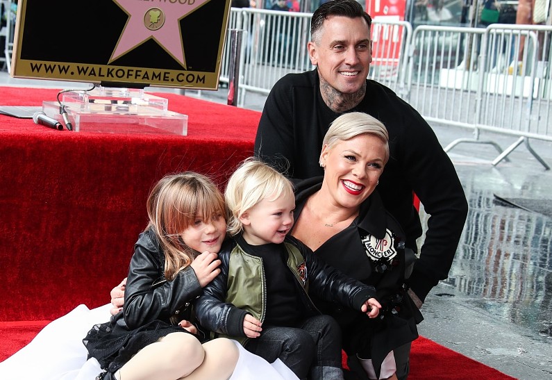 Пинк высказалась о расставании с Кэри Хартом после 20 лет брака