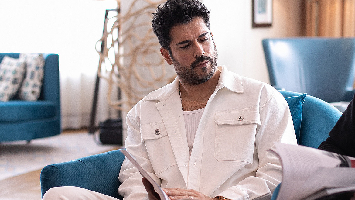 На сцене МДМ состоится моноспектакль Бурака Озчивита