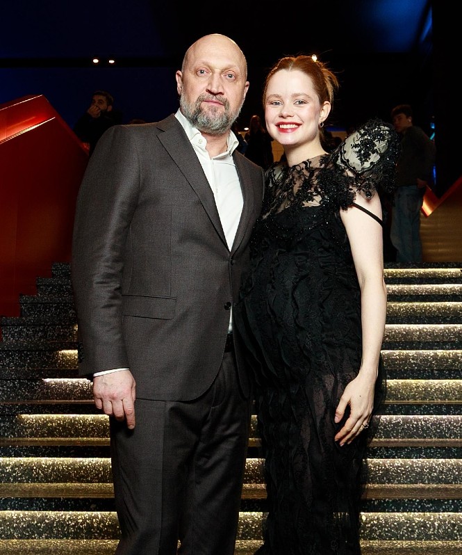 Мила Ершова и Святослав Рогожан, Гоша Куценко, Саша Бортич и Давид Сократян и другие гости премьеры сериала «Встать на ноги»