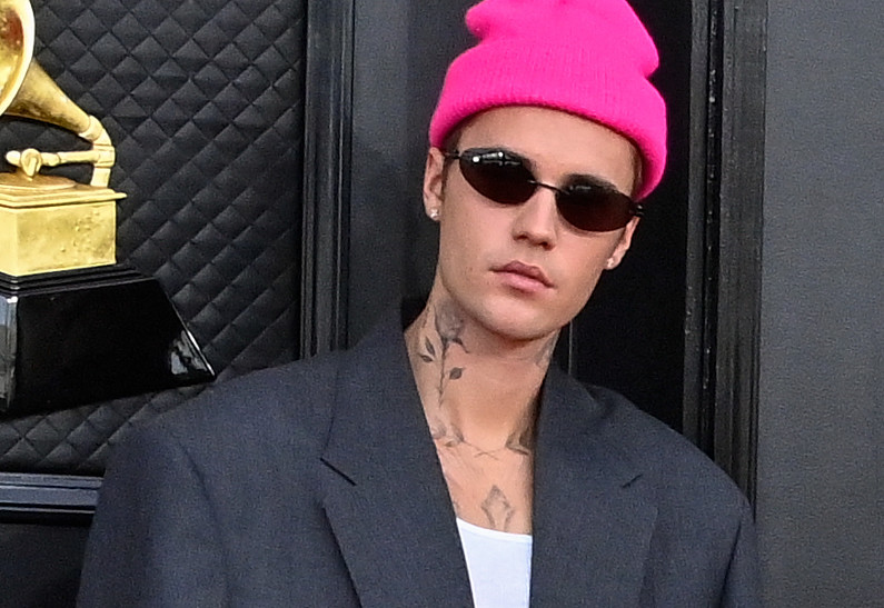 Организаторы «Грэмми» признались, что выход Джастина Бибера на сцену без одежды не был запланирован