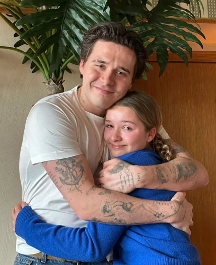 Бруклин Бекхэм с сестрой Харпер