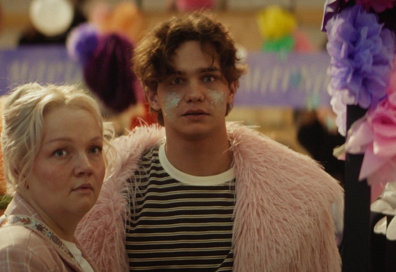 Вячеслав Чепурченко, Юлия Топольницкая, SEVILLE из ARTIK & ASTI и другие звезды в фильме «Тюльпаны»