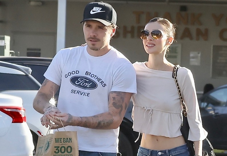 Бруклин Бекхэм свел татуировки с именами братьев