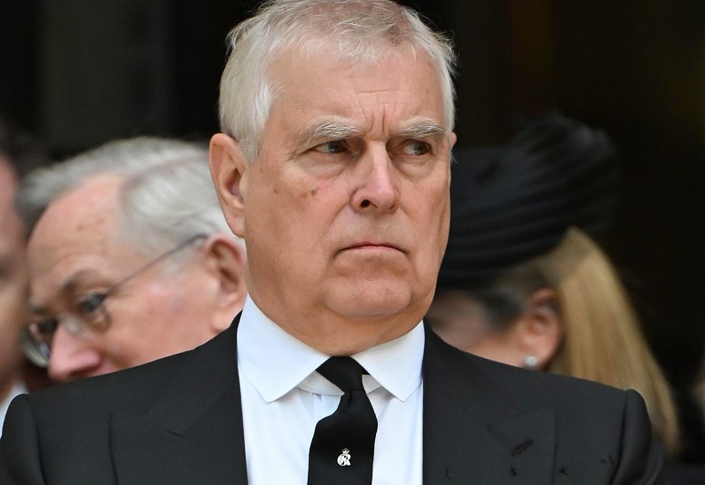 Последнее унижение Эндрю: принц Уильям и Карл III выгнали его из королевской резиденции в полночь