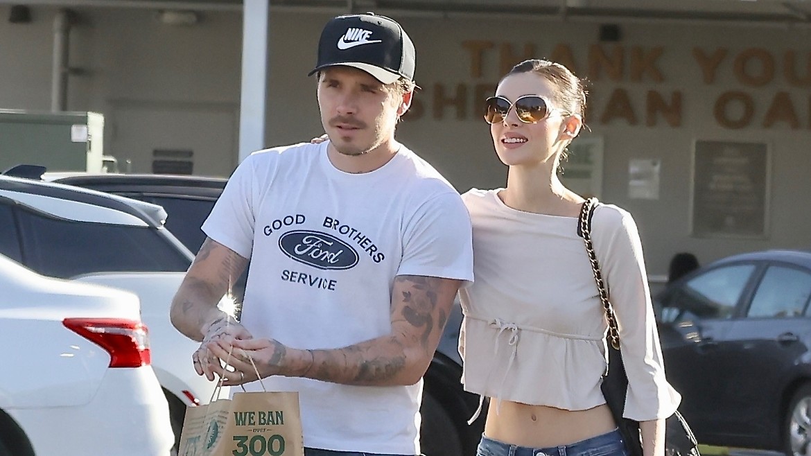 Бруклин Бекхэм свел татуировки с именами братьев