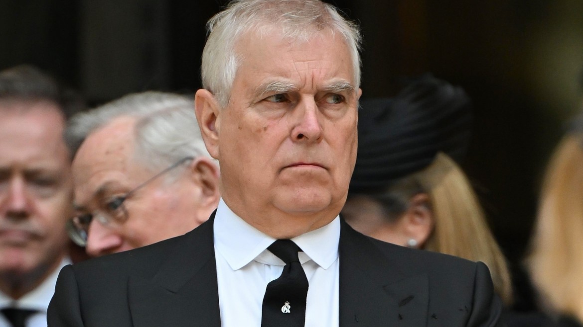 Последнее унижение Эндрю: принц Уильям и Карл III выгнали его из королевской резиденции в полночь