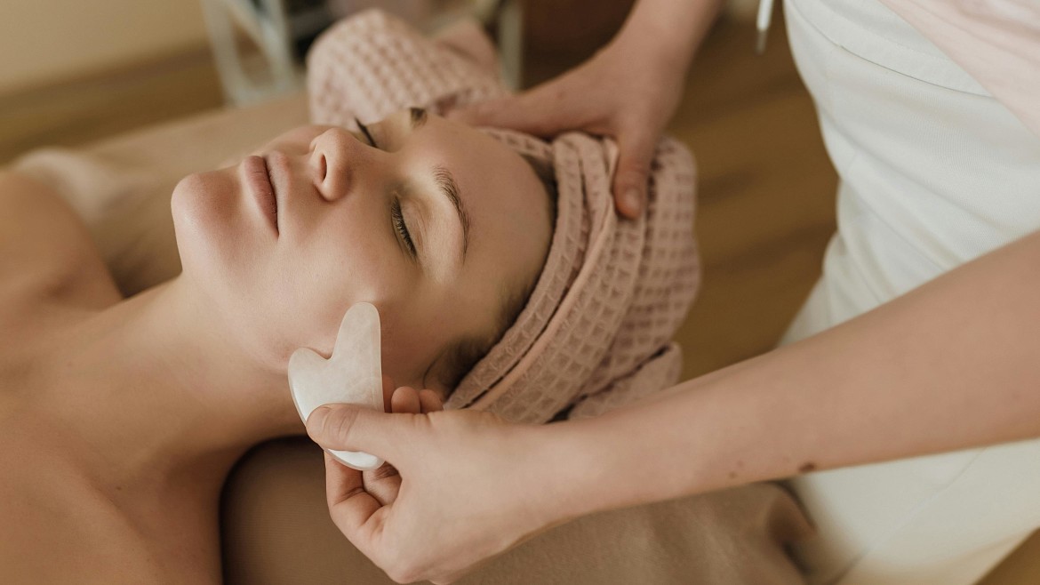 Чем отличается скульптурирующий массаж лица от обычного