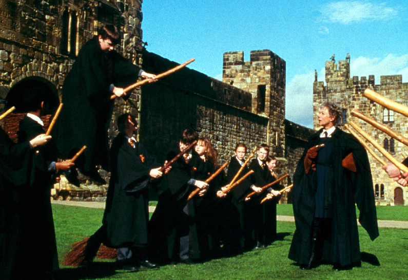 Создатели сериала о Гарри Поттере впервые показали обновленные декорации Хогвартса