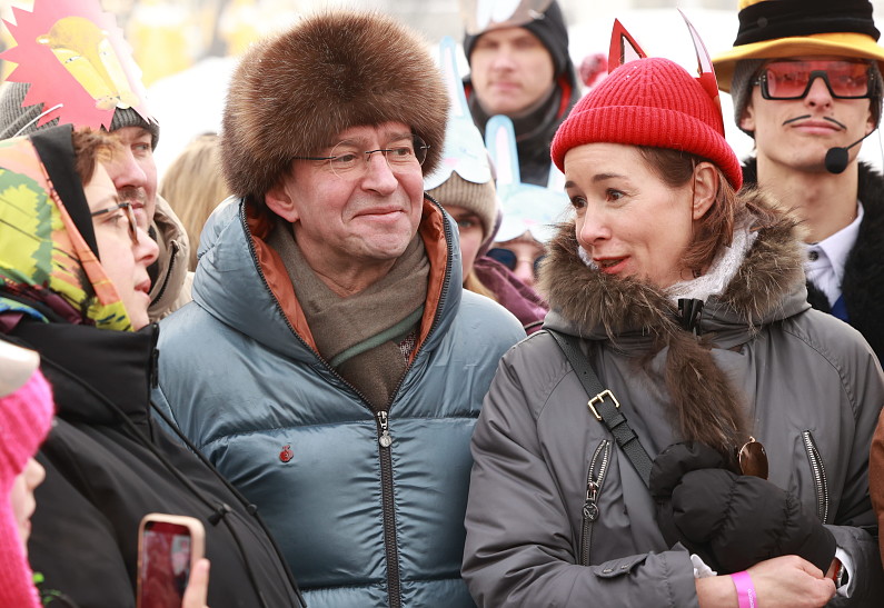 Константин Хабенский, Ольга Сутулова, Евгения Медведева, Анна Немченко: на катке ВДНХ прошел Благотворительный день