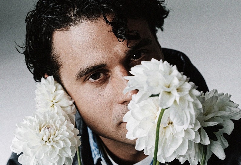 Между светом и тенью